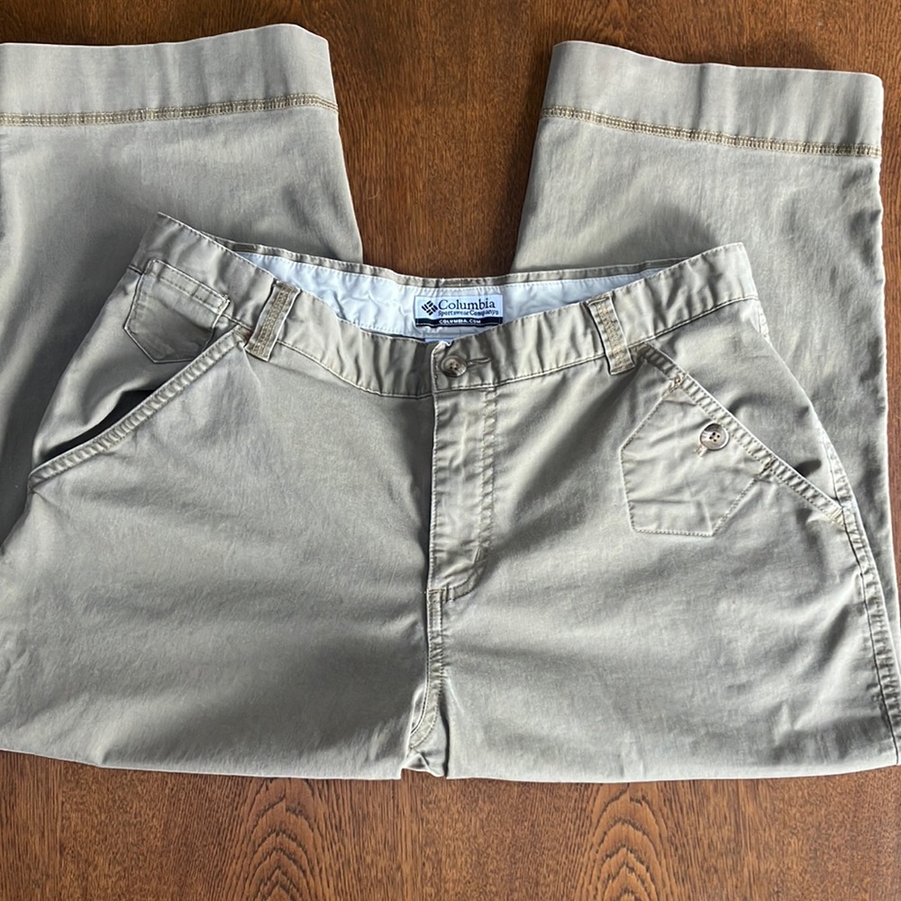 Columbia Capris sz10, lots of interesting little pockets. Khaki. Great condition
